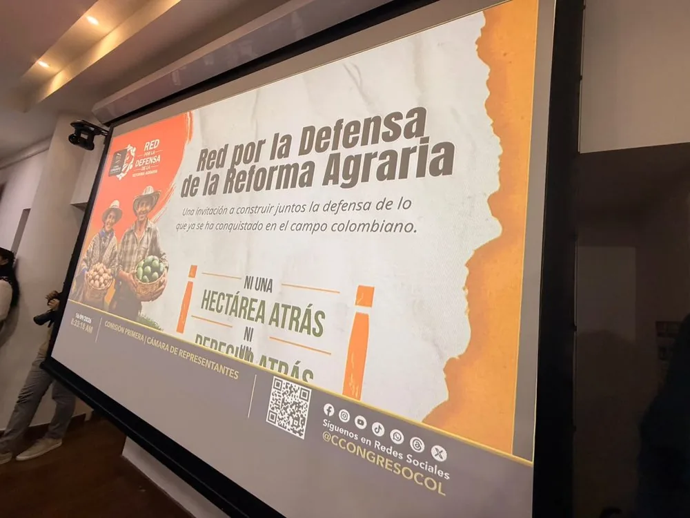 Pantalla con la presentación «Red por la Defensa de la Reforma Agraria» y el lema «Ni una hectárea atrás, ni un derecho atrás», proyectada en una sala del Congreso